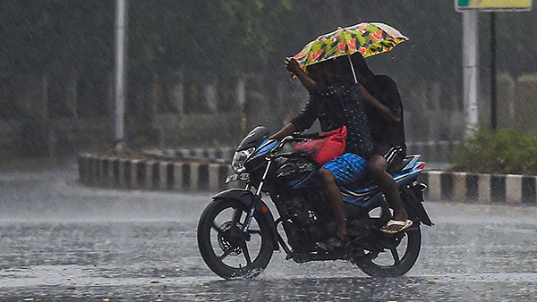 టూవీలర్పై వెళ్తూ గొడుగు ఉపయోగించడం నేరం; ఎక్కడో తెలుసా?