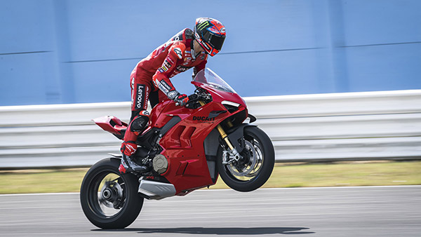 సరికొత్త అప్డేట్స్తో వచ్చిన కొత్త 2022 Ducati Panigale V4 సూపర్బైక్