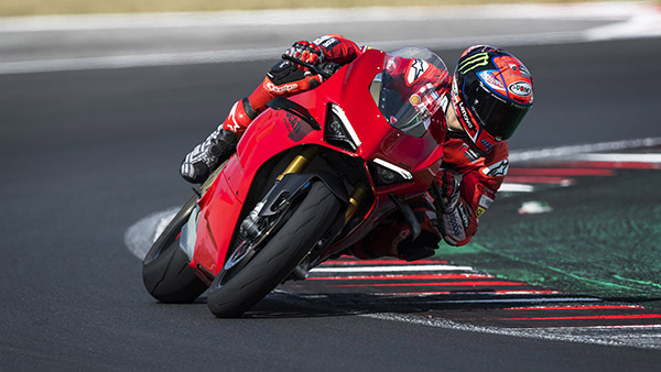 సరికొత్త అప్డేట్స్తో వచ్చిన కొత్త 2022 Ducati Panigale V4 సూపర్బైక్