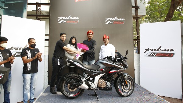 Pulsar 250 డెలివరీలు స్టార్ట్ చేసిన Bajaj.. ఫస్ట్ బైక్ డెలివరీ ఎక్కడంటే?