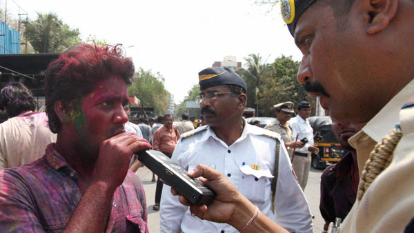 డ్రంక్ అండ్ డ్రైవ్ విషయంలో తెలంగాణా హైకోర్టు సంచల తీర్పు.. వావనాలను జప్తు చేసే అధికారం పోలీసులకు లేదు!