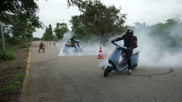 దుమ్మురేపుతున్న Ola Electric Scooter వీడియో.. డోంట్ మిస్