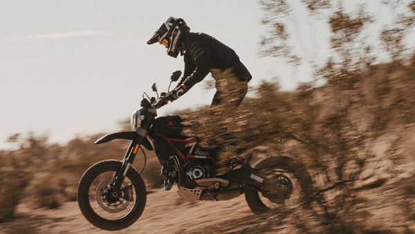 భారత్లో విడుదలైన 'Ducati Scrambler Desert Sled Fasthouse' బైక్: ధర రూ. 10.99 లక్షలు