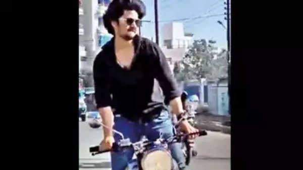 రన్నింగ్ బైక్పై డ్యాన్స్.. రూ. 9,000 జరిమానా.. ఎక్కడో తెలుసా?