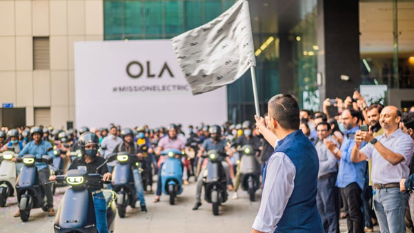 హమ్మయ్య.. కస్టమర్ చేతుల్లోకి చేరిన Ola Electric స్కూటర్
