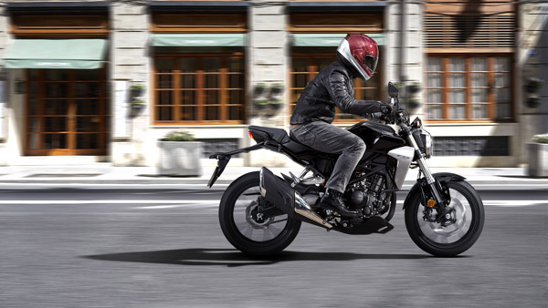 ఎట్టకేలకు భారత్లో అడుగుపెట్టిన 2022 Honda CB300R: ధర & వివరాలు
