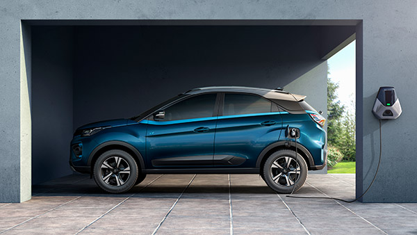 టాటా నెక్సాన్ ఈవీ మ్యాక్స్ (Tata Nexon EV Max) వేరియంట్ల వారీగా లభించే ఫీచర్లు - వివరాలు