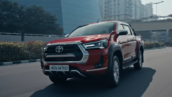 వరద నీటిలో కూడా రాజులా ముందుకెళ్లే అద్భుతమైన కార్లు..