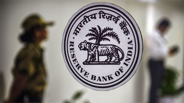 EMI కట్టే అందరికి ఝలక్ ఇచ్చిన RBI EMI కట్టే అందరికి ఝలక్ ఇచ్చిన RBI