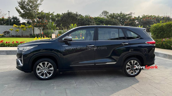 అల్టిమేట్ పర్ఫామెన్స్ అందించే టయోటా హైక్రాస్ రివ్యూ అల్టిమేట్ పర్ఫామెన్స్ అందించే టయోటా హైక్రాస్ రివ్యూ