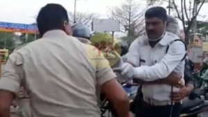 నడి రోడ్డుపై కొట్టుకున్న ఇద్దరు పోలీసులు[వీడియో].. కారణం ఏమిటంటే?